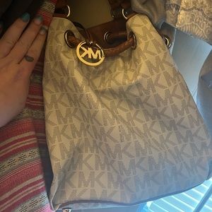 Michael kors matching large bucket purse with matching wallet no stains tears